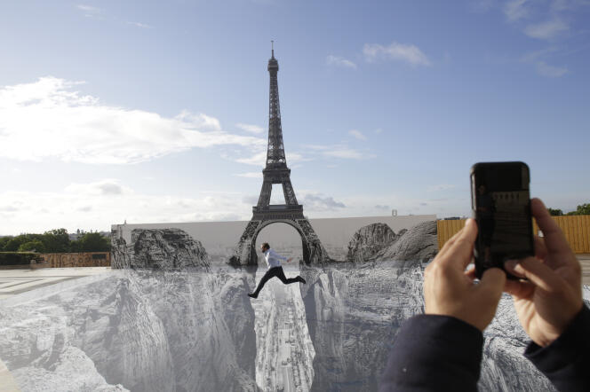 Devant la tour Eiffel, à Paris, le 19 mai 2021.