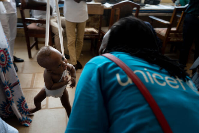 Un bébé est pesé par un médecin à l’hôpital SDA de Tamale, dans la région Nord du Ghana, le 10 mai 2021.