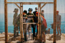 Les migrants sont perçus alors que les forces de sécurité marocaines montent la garde pour empêcher les migrants de traverser le territoire espagnol de Ceuta le 19 mai 2021