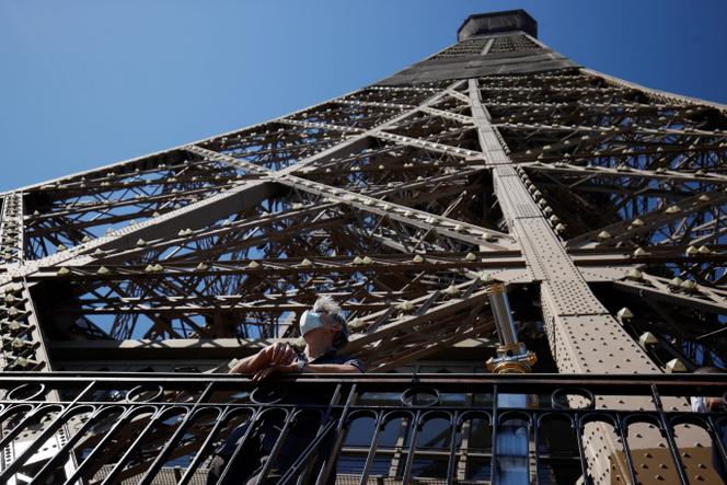 La tour Eiffel, fermée depuis le 29 octobre en raison de la crise sanitaire, rouvrira au public le 16 juillet, a annoncé son opérateur le 20 mai 2021.