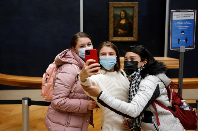 Des jeunes filles devant « La Joconde » au musée du Louvre à Paris, en octobre 2020.