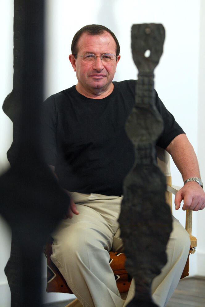 Le sculpteur français Alain Kirili dans son atelier parisien, le 23 septembre 2003.