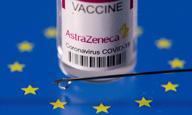 Fiole de vaccin labellisé d’AstraZeneca sur un drapeau de l’UE, le 24 mars 2021.