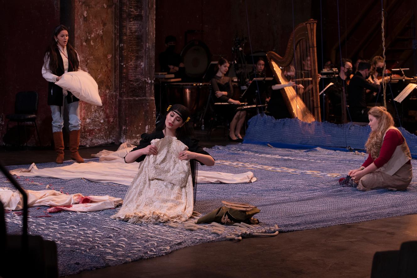 Où Je Vais La Nuit Bouffes Du Nord Opéra : aux Bouffes du Nord, un « Viol de Lucrèce » tissé en bleu et noir
