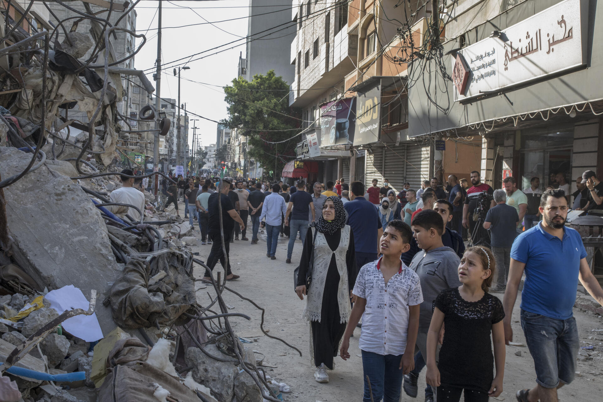 Une foule de Gazaouis est sortie dans les rues, le 21 mai 2021, pour, entre autres, constater les dégâts des bombardements qui ont coûté la vie à plus de 240 personnes.