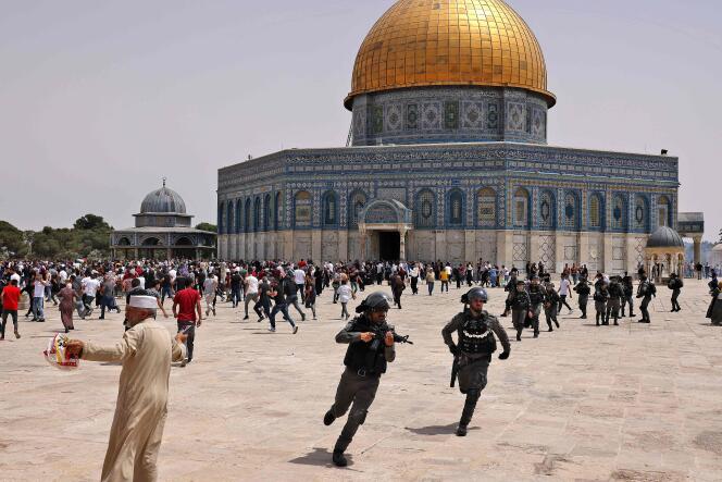 La police israélienne est intervenue contre des Palestiniens sur le parvis de la mosquée Al-Aqsa, dans Jérusalem-Est occupée, vendredi 21 mai 2021.