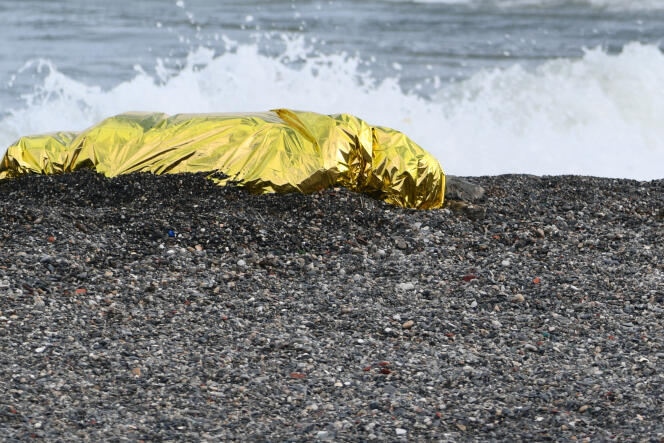 Le corps d’un migrant gît sur la plage de l’enclave espagnole de Ceuta, le 20 mai 2021.