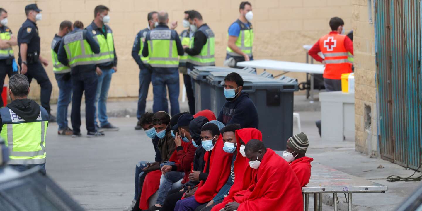 Photo of Casi 1.000 menores migrantes permanecen en el enclave español de Ceuta