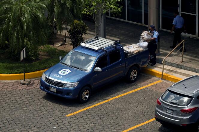 Un policier nicaraguayen charge un camion avec des documents saisis lors d’une perquisition au bureau du média indépendant « El Confidencial », à Managua, le 20 mai 2021.