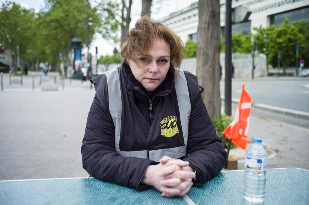 Isabelle Alves Da Costa, opératrice de la fonderie automobile MBF Aluminium de Saint-Claude (Jura), au 4e jour de sa grève de la faim, devant le ministère de l’économie à Paris, le 21 mai 2021.