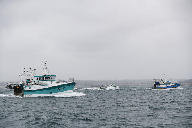Des bateaux de pêche français, le 6 mai 2021, après une manifestation devant le port de Saint-Hélier au large de l’île britannique de Jersey, pour attirer l’attention sur ce qu’ils considèrent comme des restrictions injustes sur leur pêche dans ces eaux.