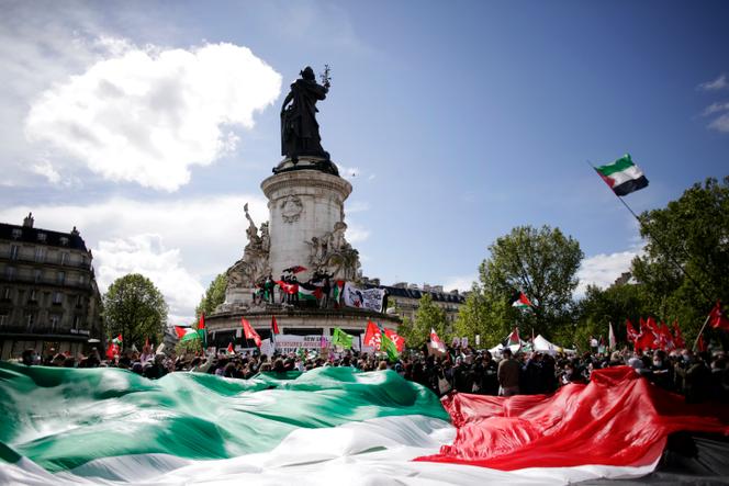 Des manifestants tiennent un drapeau palestinien géant à Paris, le 22 mai 2021, lors d’un rassemblement en soutien aux Palestiniens.