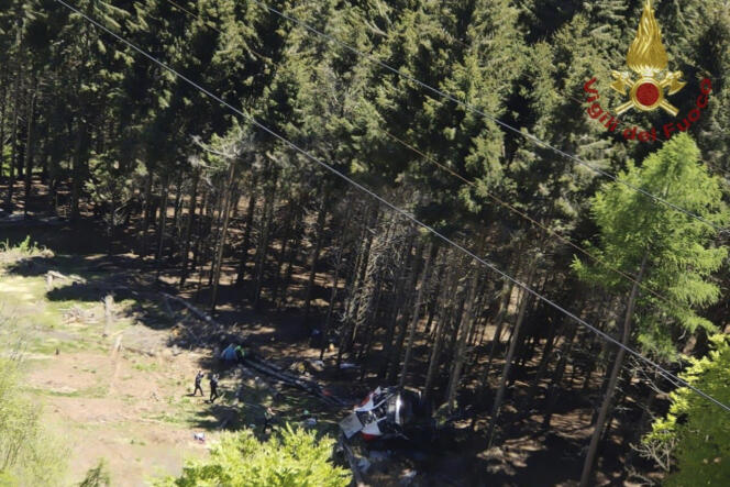 L’épave d’un téléphérique est vue au sol après son effondrement près du sommet de la ligne Stresa-Mottarone dans la région du Piémont, dans le nord de l’Italie, dimanche 23 mai 2022.