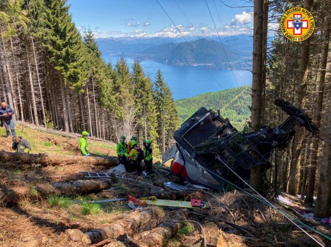 Photo diffusée par le Corps national de secours alpin et spéléologique à la suite de la chute d’une cabine de téléphérique à Stresa, sur les rives du lac Majeur, en Italie, dimanche 23 mai 2021.