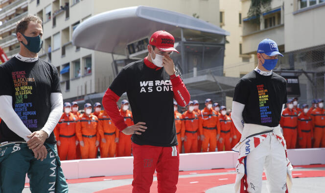 Le pilote de l’écurie Ferrari Charles Leclerc (au centre), avec Sebastian Vettel (Aston Martin, à gauche) et Max Verstappen (Red Bull, à droite), avant le départ du Grand Prix de Monaco, dimanche 23 mai 2021.