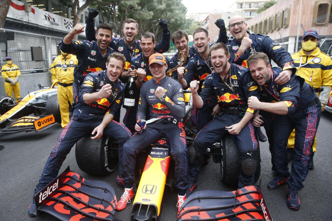 Le pilote de l’écurie Red Bull Max Verstappen célèbre avec son équipe sa victoire après avoir remporté le Grand Prix de Monaco, dimanche 23 mai 2021.
