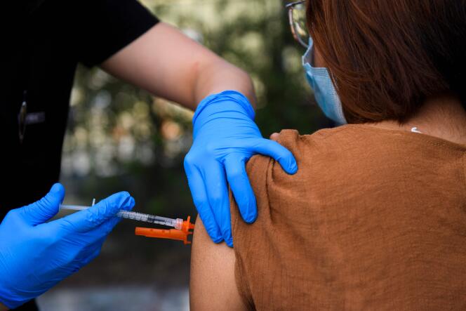 Un jeune de 15 ans reçoit une première dose du vaccin Pfizer contre le Covid-19, à Los Angeles (Californie), le 14 mai.
