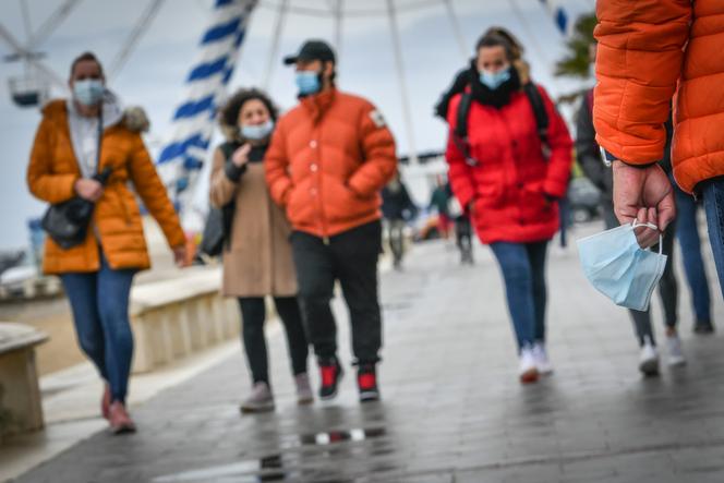Sur le front de mer, le port du masque n’est plus obligatoire mais de nombreuses personnes préfèrent le garder sur le visage.
La Ville d’Arcachon a levé ses arrêtés municipaux obligeant au port du masque dans la ville. A Arcachon le 22 mai 2021.