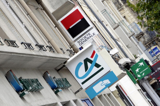 Sur les façades de plusieurs banques, à Rennes, en 2011.