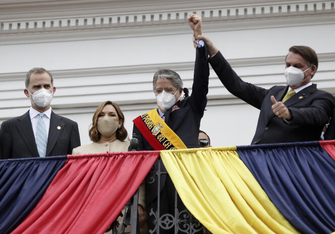Le président brésilien, Jair Bolsonaro (à droite), lève le bras du nouveau président équatorien, Guillermo Lasso, accompagné de la première dame, Maria de Lourdes de Lasso, et du roi espagnol Felipe VI (à gauche), à Quito, le 24 mai 2021.