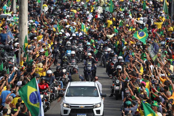 Jair Bolsonaro begroet zijn aanhangers in Rio de Janeiro op 23 mei 2021. De Braziliaanse president heeft 33 kilometer afgelegd op een motorfiets omringd door een bende motorrijders.