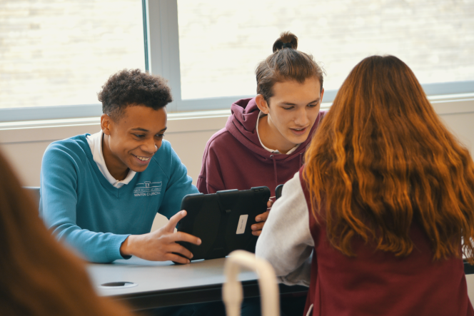 Des élèves du lycée international de Londres Winston-Churchill en cours avec leurs tablettes, le 24 mai 2021.