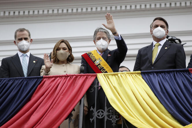 Le nouveau président équatorien, Guillermo Lasso, accompagné de son épouse, Maria de Lourdes de Lasso, le roi d’Espagne Felipe VI (à gauche), et le président brésilien, Jair Bolsonaro (à droite), saluent la foule, à Quito, le 24 mai 2021.