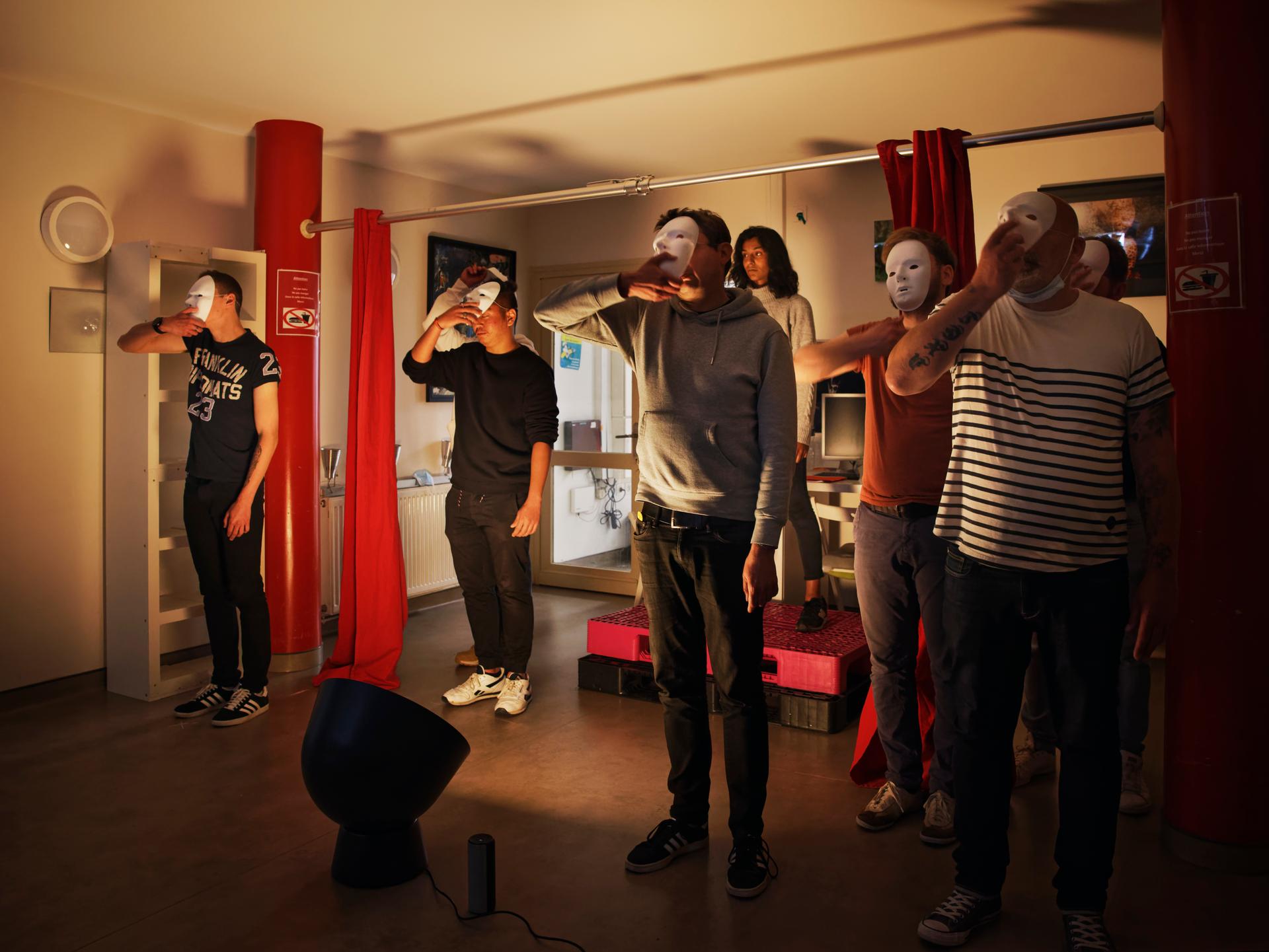 Un cours de théâtre animé par une art-thérapeute bénévole. Les résidents travaillent sur la thématique du masque, symbolique forte dans le rapport aux addictions, à l’EDVO à Montagny (Val-d’Oise), le 18 mai.