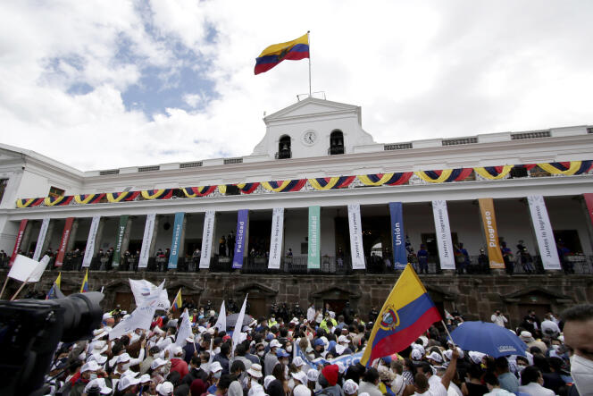 Les partisans du nouveau président équatorien, Guillermo Lasso, devant le palais Carondelet, siège du gouvernement équatorien, lors de son investiture à Quito, en Equateur, le 24 mai 2021.