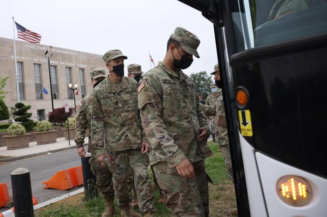 Les troupes de la garde nationale quittent Washington, à la fin de leur mission de sécurité du Capitole, le 24 mai 2021.