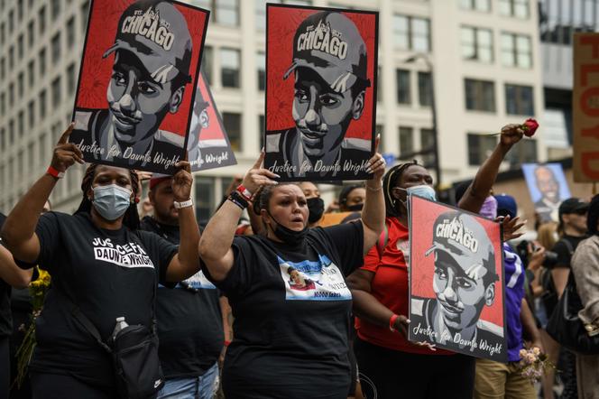 La mère de Daunte Wright, un Afro-Américain de 20 ans tué par une policière en avril 2021, marche avec le portrait de son fils, à Minneapolis, le 23 mai 2021.