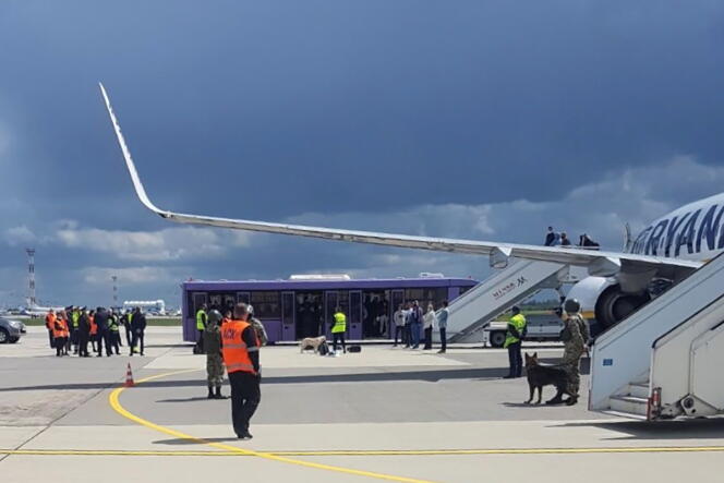 L’avion de la compagnie Ryanair forcé d’atterrir sur le tarmac de l’aéroport de Minsk, le 23 mai.