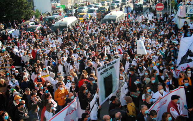 Lors d’une manifestation de soignants réclamant la démission du ministre tunisien de la santé, le 8 décembre 2020, à Tunis.