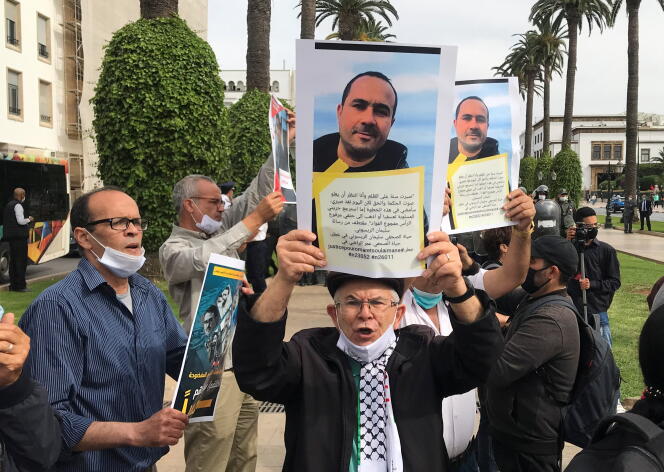 Manifestation de soutien au journaliste Soulaimane Raissouni devant le Parlement, à Rabat, le 25 mai 2021.
