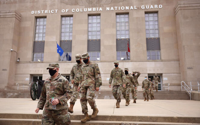 Les troupes de la garde nationale quittent l’armurerie, après avoir mis fin à leur mission de sécurité du Capitole, le 24 mai 2021, à Washington, DC.