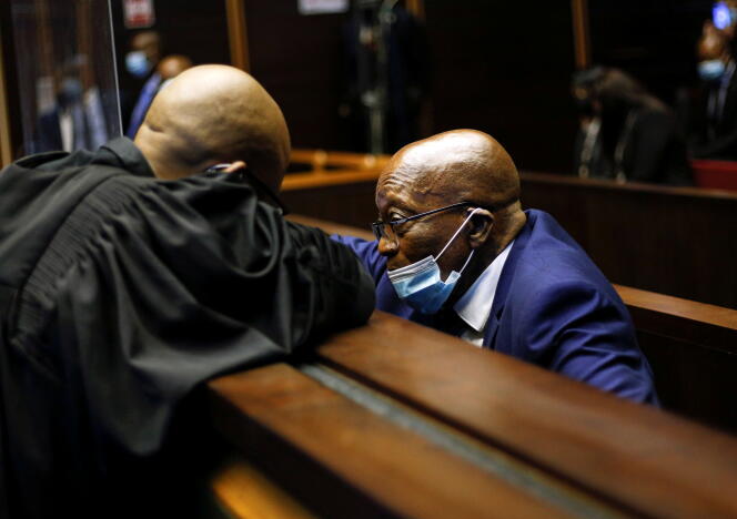 L’ancien président sud-africain Jacob Zuma (à droite) discute avec un de ses avocats au tribunal de Pietermaritzburg, le 17 mai 2021.