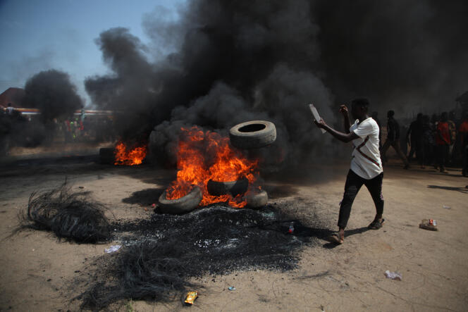 Une barricade de pneus enflammés à Gauruka, près d’Abuja, le 24 mai 2021.