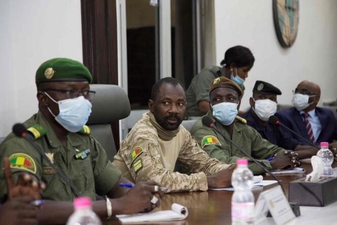 Le colonel Assimi Goïta (au centre, sans masque), lors d’une réunion à Bamako, le 22 août 2020.