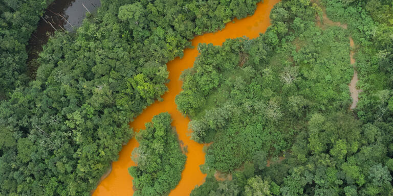 Rivière boueuse et polluée à cause de l'orpaillage. La destruction des plantes et de la faune aquatique est totale. Mission de reconnaissance héliportée du Parc national Amazonien sur le secteur Abounami.  Guyane.