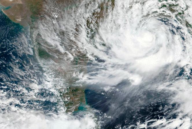 La imagen de satélite de la NASA del huracán Yass se acerca a la costa de India el 25 de mayo de 2021.