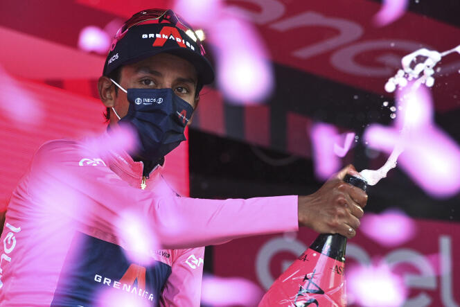 Le Colombien Egan Bernal sur le podium du Tour d’Italie avec son maillot rose après l’arrivée de la 17e étape, le 26 mai 2021.