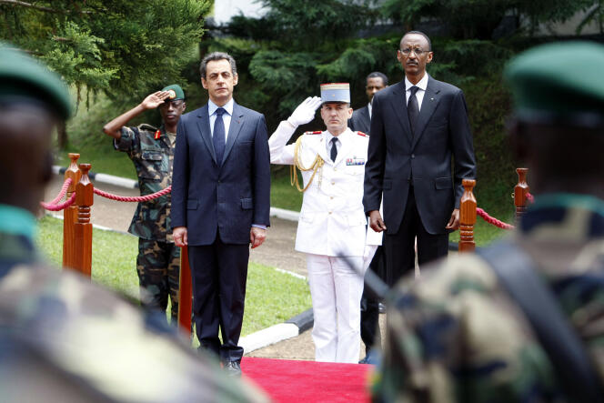 Les présidents Nicolas Sarkozy et Paul Kagame lors de l’hymne national rwandais au palais présidentiel de Kigali, le 25 février 2010.