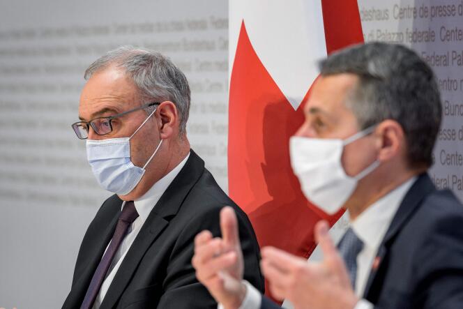 Le président suisse, Guy Parmelin, et son ministre des affaires étrangères, Ignazio Cassus, lors d’une conférence de presse à Bern, le 26 mai 2021.