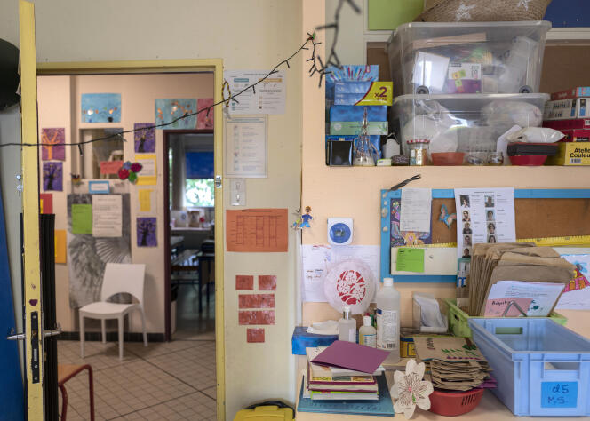 Une salle de classe équipée d’un boitier de mesure de qualité d’air intérieur, dans une école maternelle du 9e arrondissement, à Paris, le 19 mai 2021.