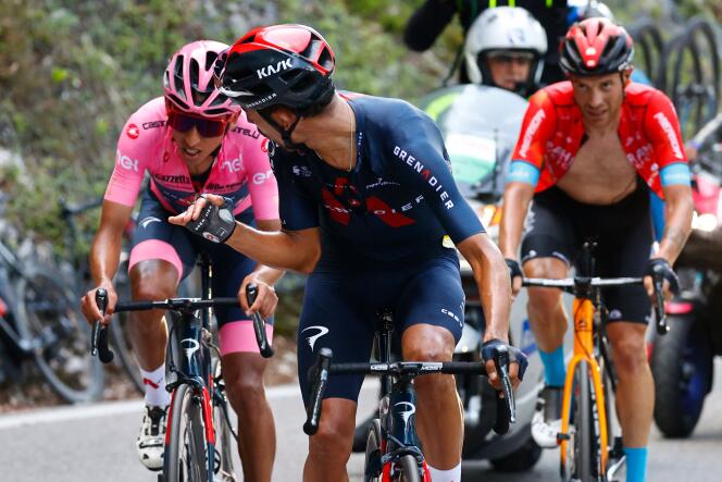 Le maillot rose, Egan Bernal, encouragé par son équipier, Daniel Felipe Martinez, lors de la 17e étape du Tour d’Italie, le 26 mai 2021