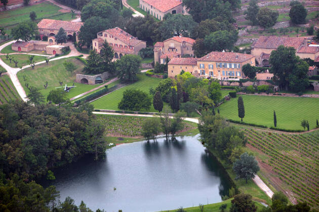 Vue aérienne du Château de Miraval acheté par l’acteur américain Brad Pitt et son ex-femme, l’actrice Angelina Jolie, à Correns (Var), en 2008.