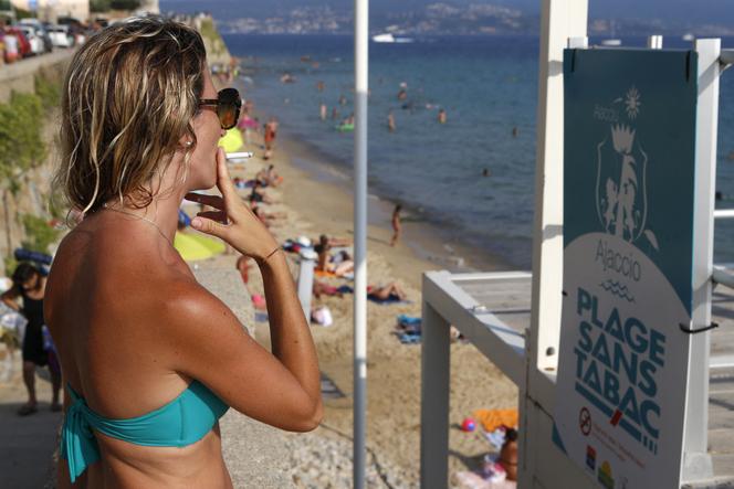 Une fumeuse près d’une plage sans tabac, à Ajaccio, en août 2018.