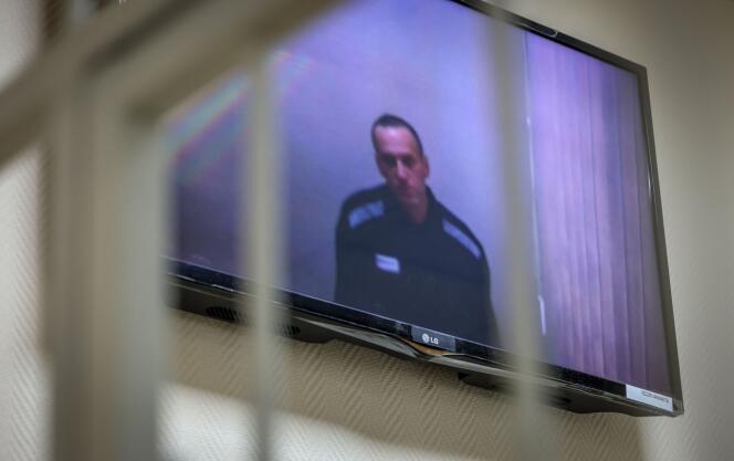 L’opposant russe Alexeï Navalny apparaît sur un écran en direct de la prison lors d’une audience au tribunal de Petouchki, le 26 mai 2021.