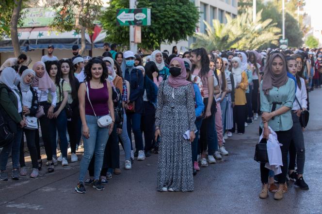 Des étudiants attendent pour aller voter, à Damas.