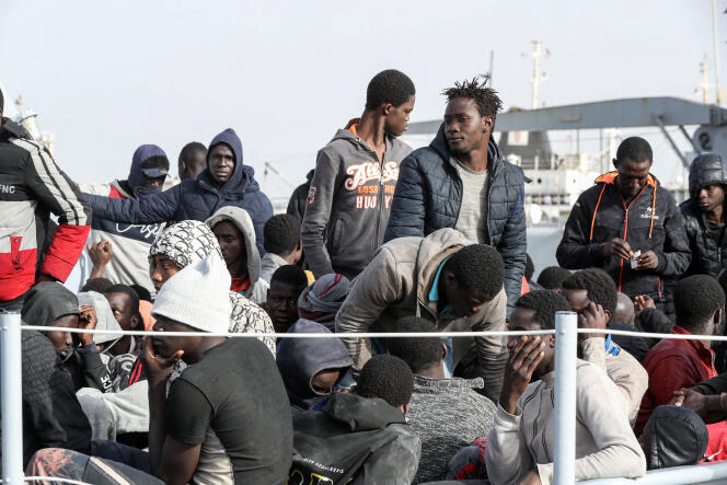 Des migrants arrivent à Tripoli après avoir été interceptés par des garde-côtes libyens, le 29 avril 2021.